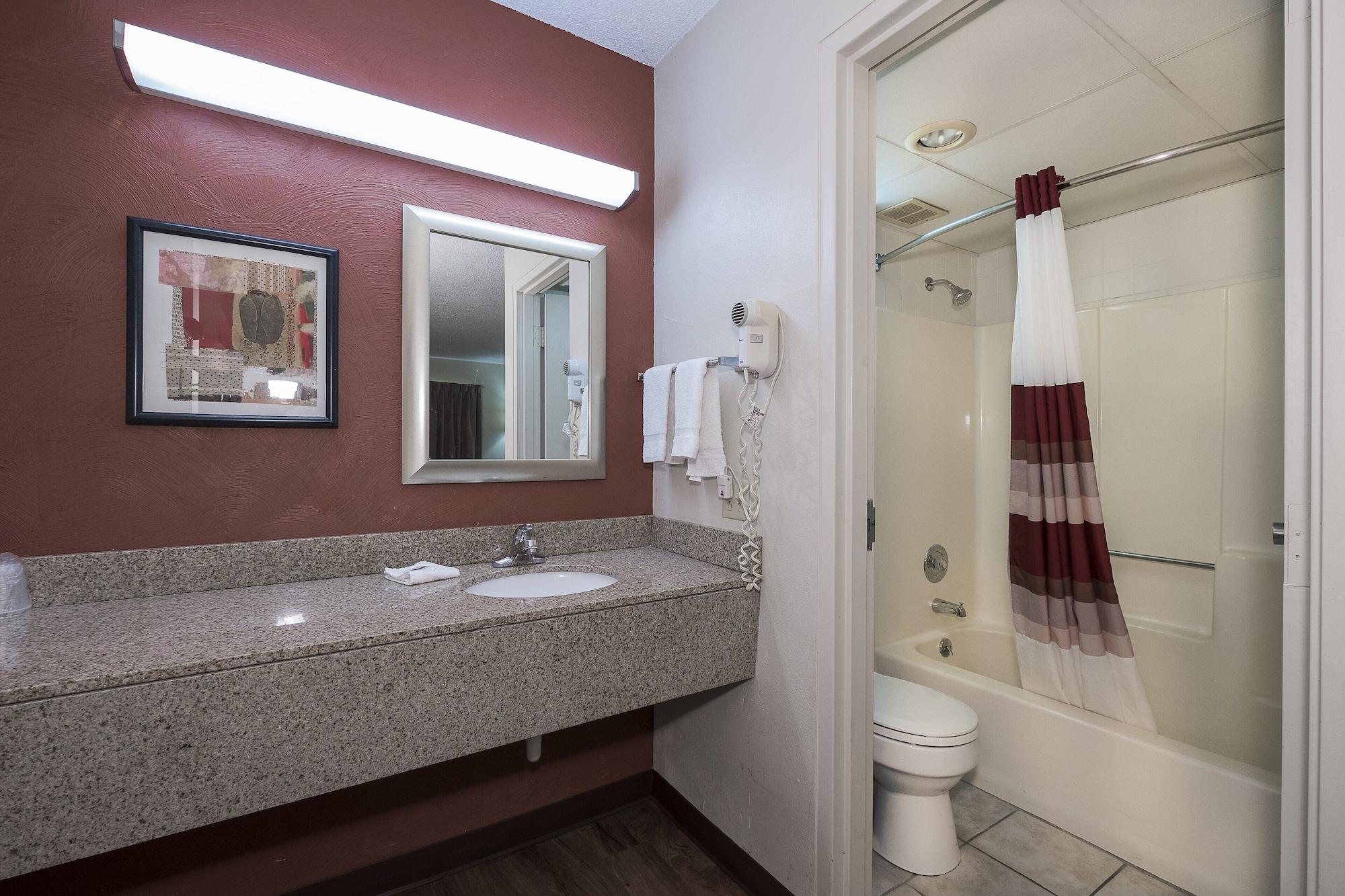 Red Roof Inn & Suites Cleveland - Элирия Экстерьер фото